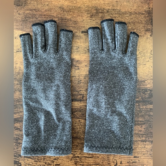 Compression Arthritis Gloves - Picture 3 of 4